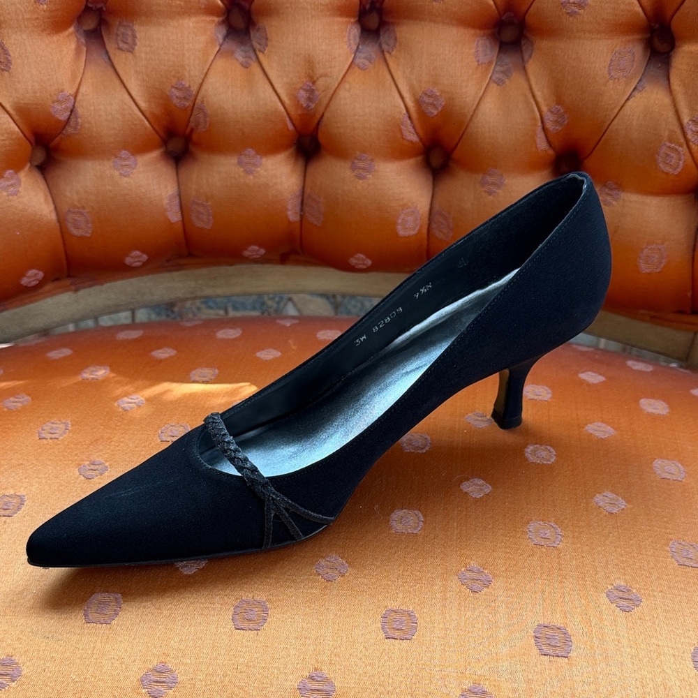 STUART WEITZMAN KITTEN PUMPS